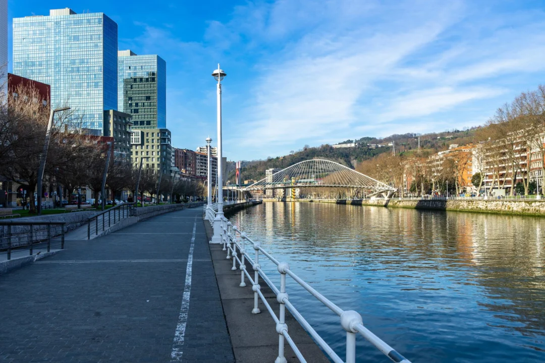 Miasto i architektura — Bilbao i Muzeum Guggenheima Hiszpania