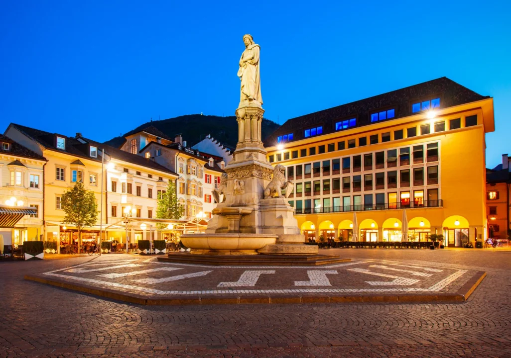Góry i natura — Bolzano i jego starówka Południowy Tyrol Włochy