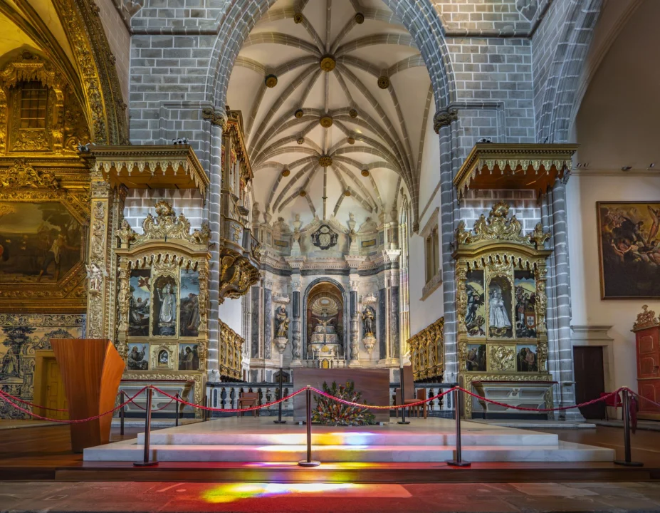 Góry i natura — Catedral de la Almudena Madryt Hiszpania