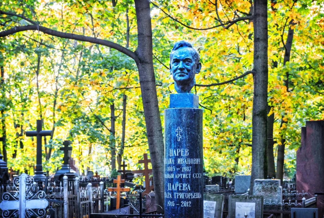 Góry i natura — Cmentarz Powązkowski w Warszawie Mazowsze Polska