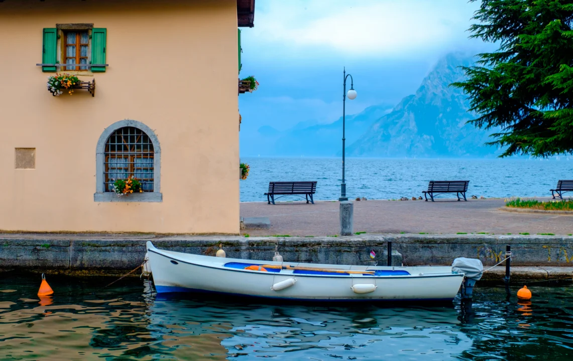 Kurort i widoki — Desenzano del Garda Jezioro Garda Włochy
