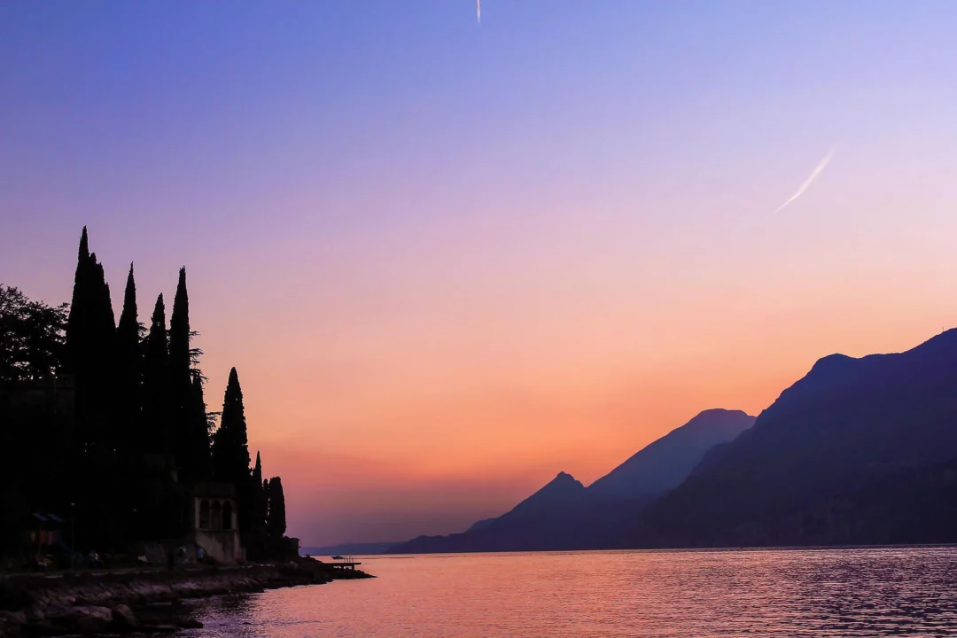 Miasto i architektura — Isola del Garda Jezioro Garda Włochy