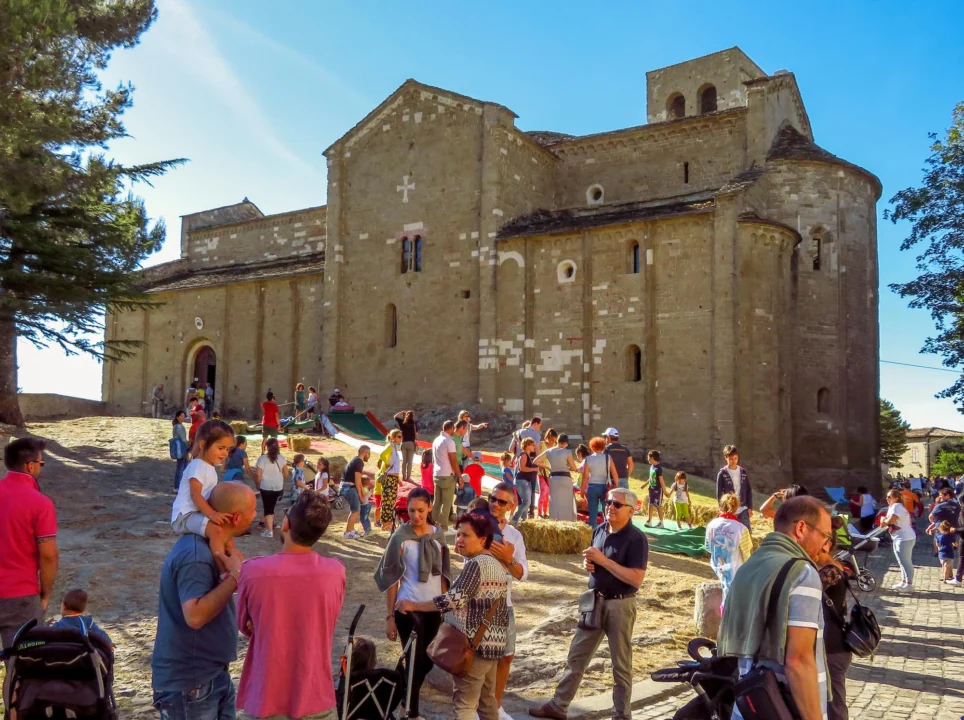 Kurort i widoki — Kastelnuovo Don Bosco — miejsce pielgrzymek Piemont Włochy