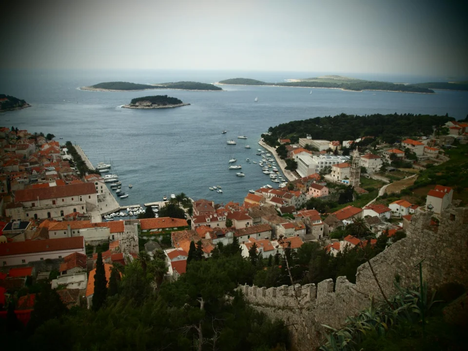 Kurort i widoki — Klasztor Franciszkanów Wyspa Hvar Chorwacja