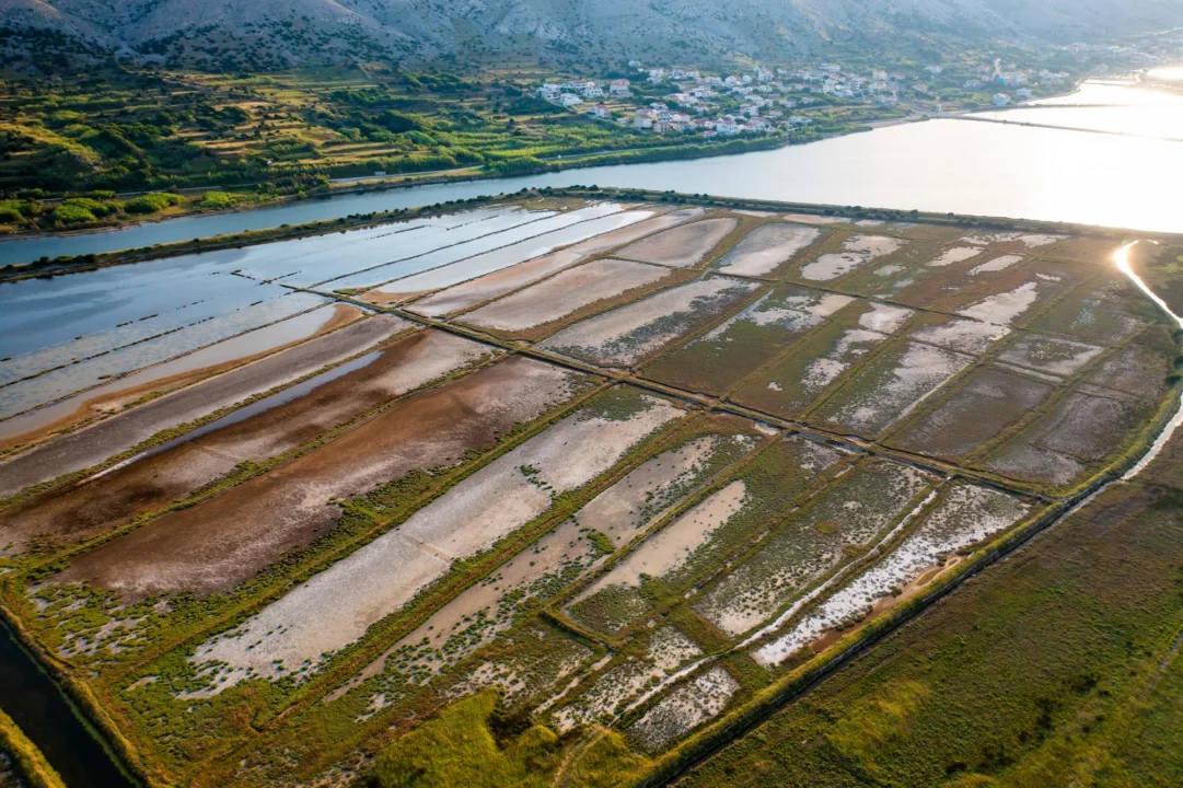 Góry i natura — Kopalnia soli w Pag Wyspa Pag Chorwacja