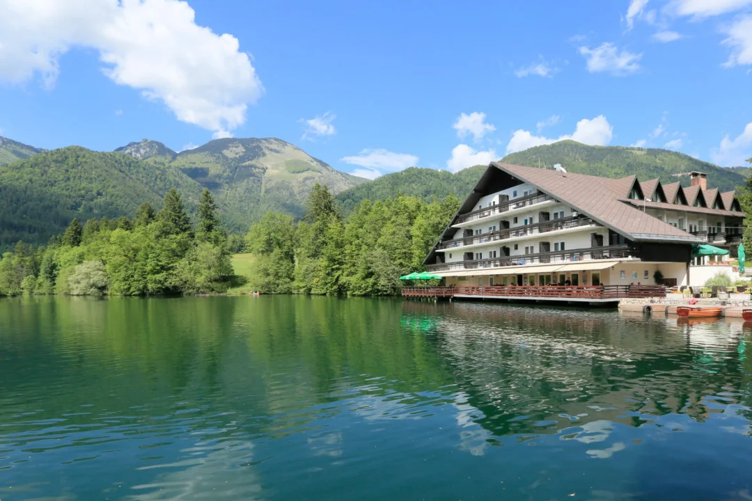 Kurort i widoki — Lago di Braies Południowy Tyrol Włochy