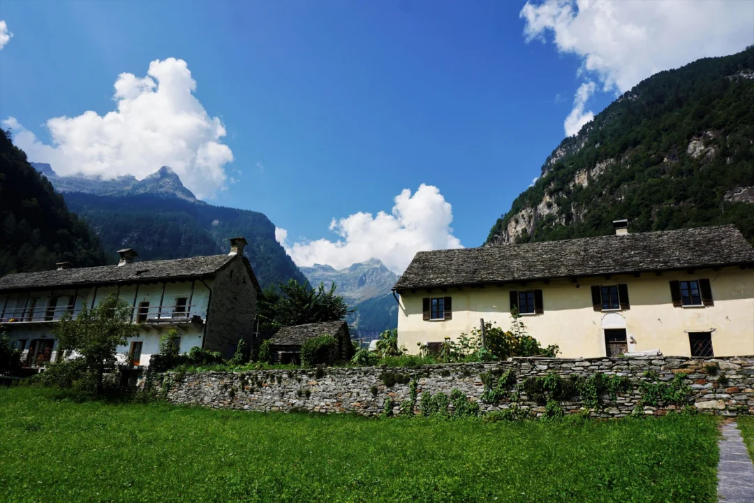 Góry i natura — Lago di Molveno Trentino Włochy