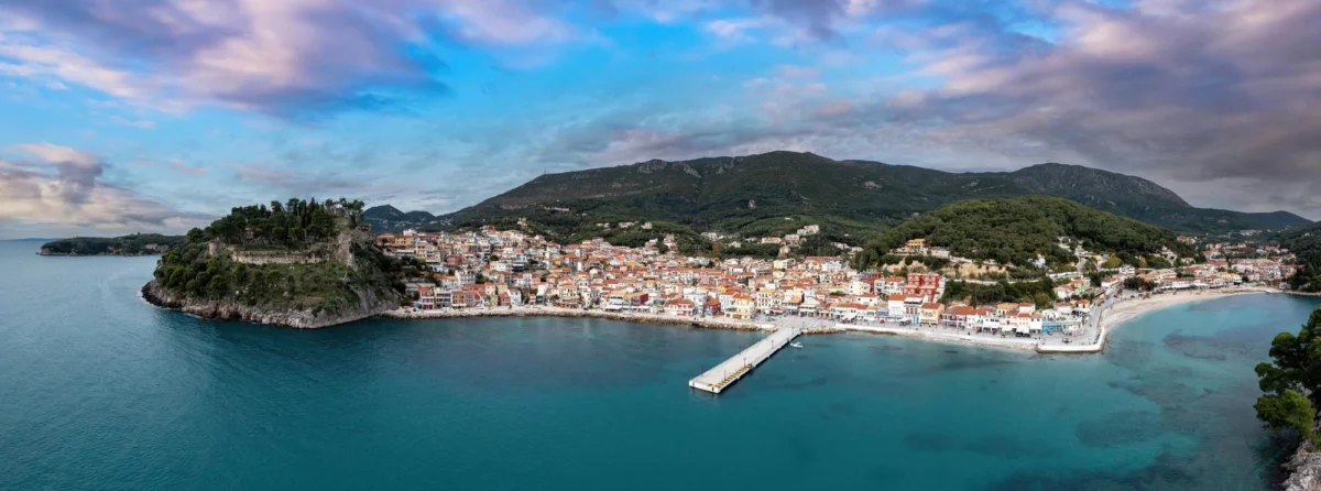 Góry i natura — Miasteczko Parga Epirus Grecja