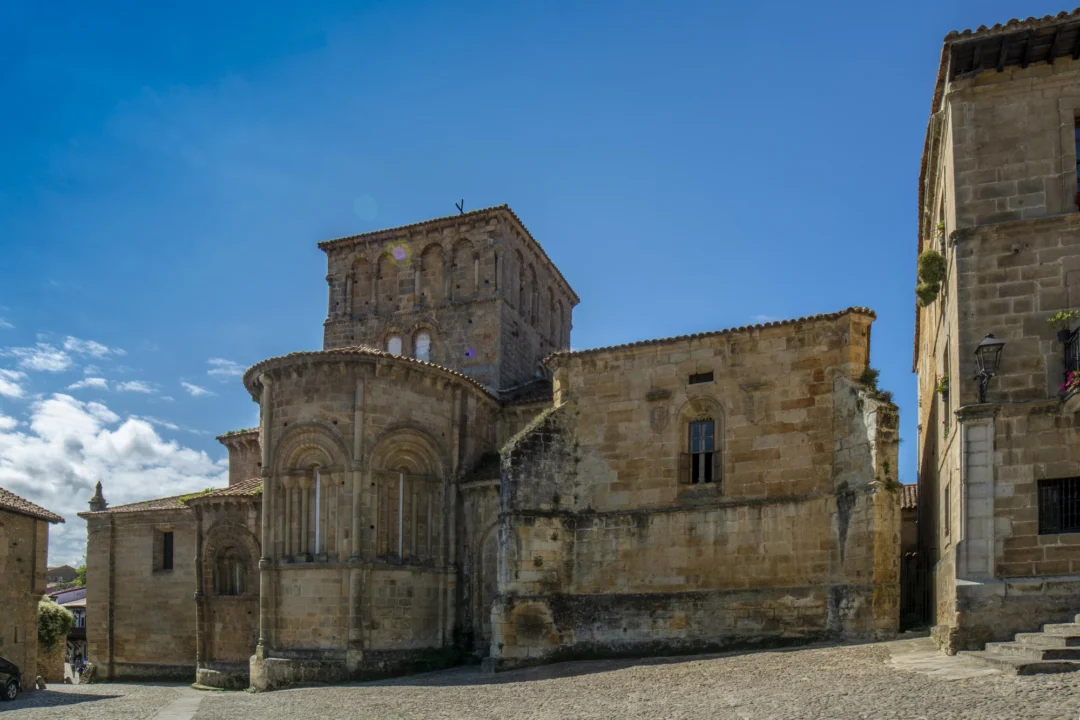 Góry i natura — Miasteczko Santillana del Mar Zielone Wybrzeże Hiszpania