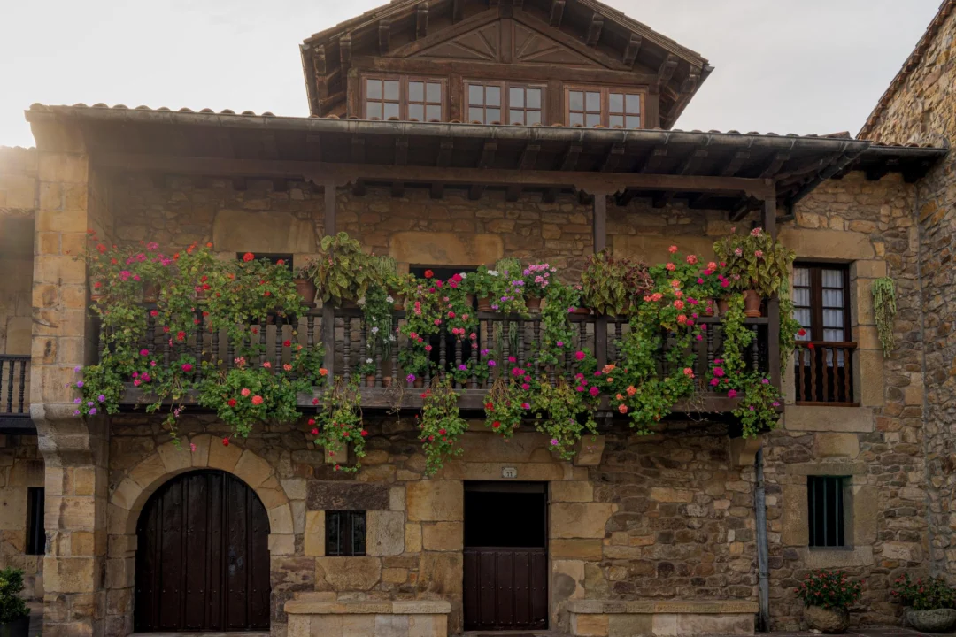 Kurort i widoki — Miasteczko Santillana del Mar Zielone Wybrzeże Hiszpania