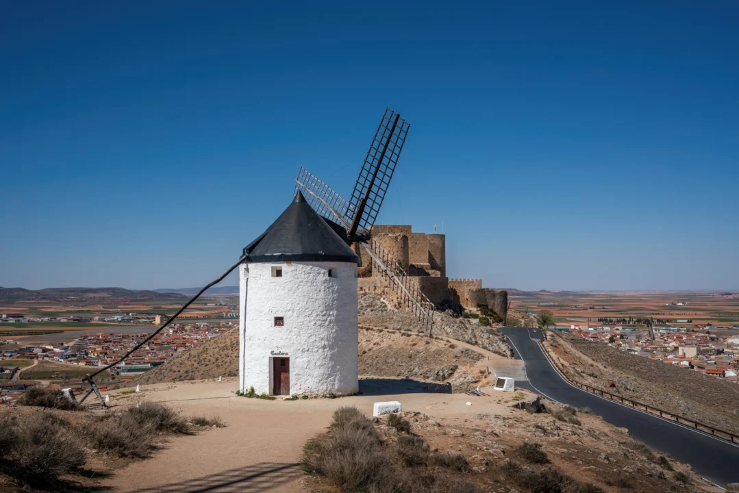 Góry i natura — Miejscowość Consuegra Kastylia - La Mancha Hiszpania
