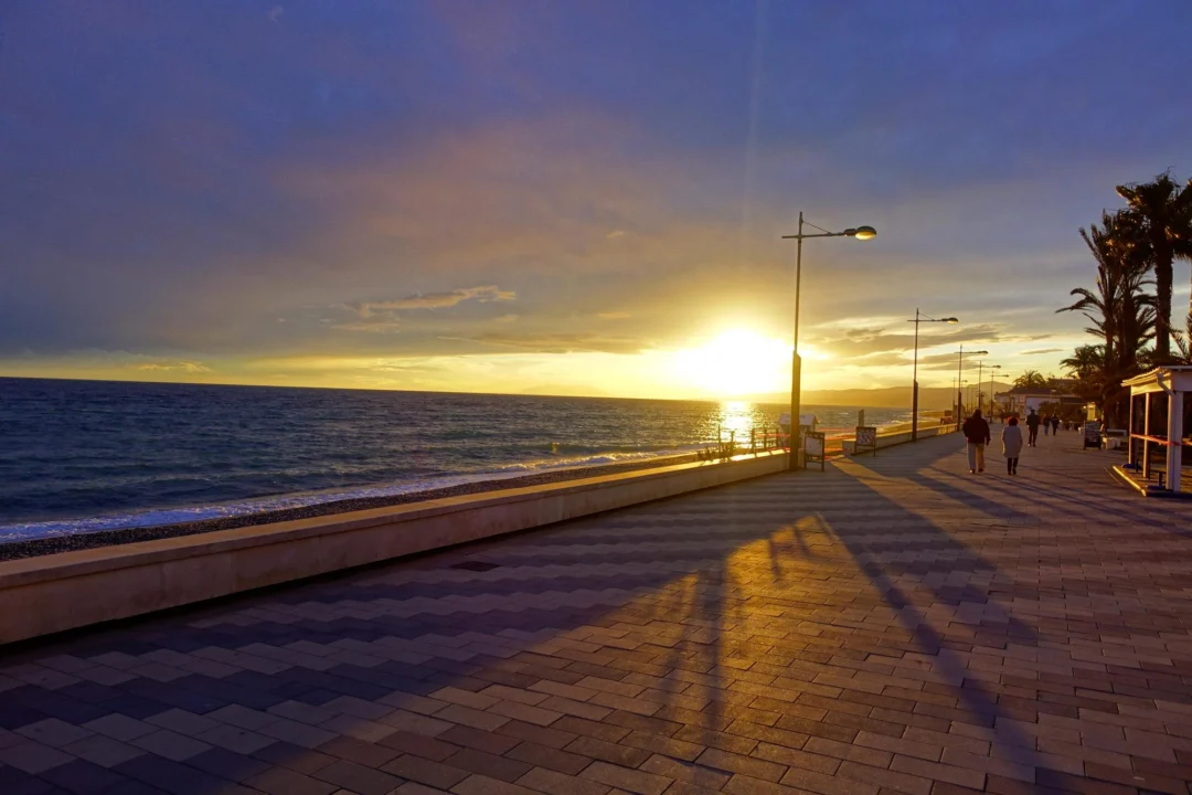 Plaża i wybrzeże — wakacje w Nadmorska promenada w Nei Pori Riwiera Olimpijska Grecja