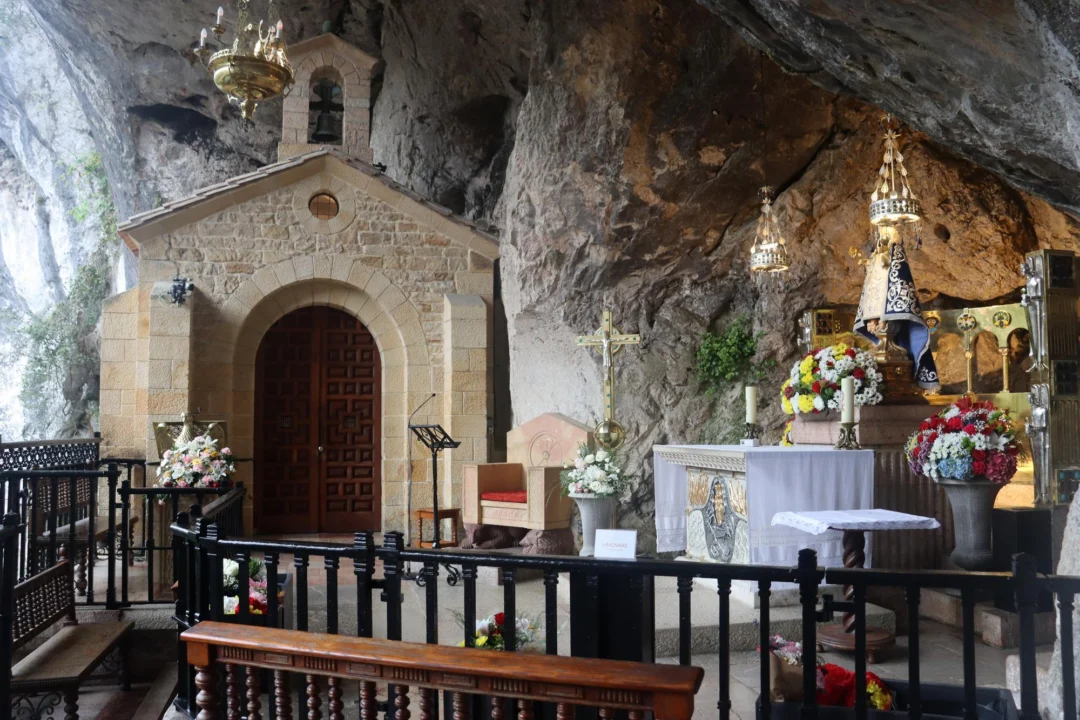 Góry i natura — Ostrog Monastery Czarnogóra