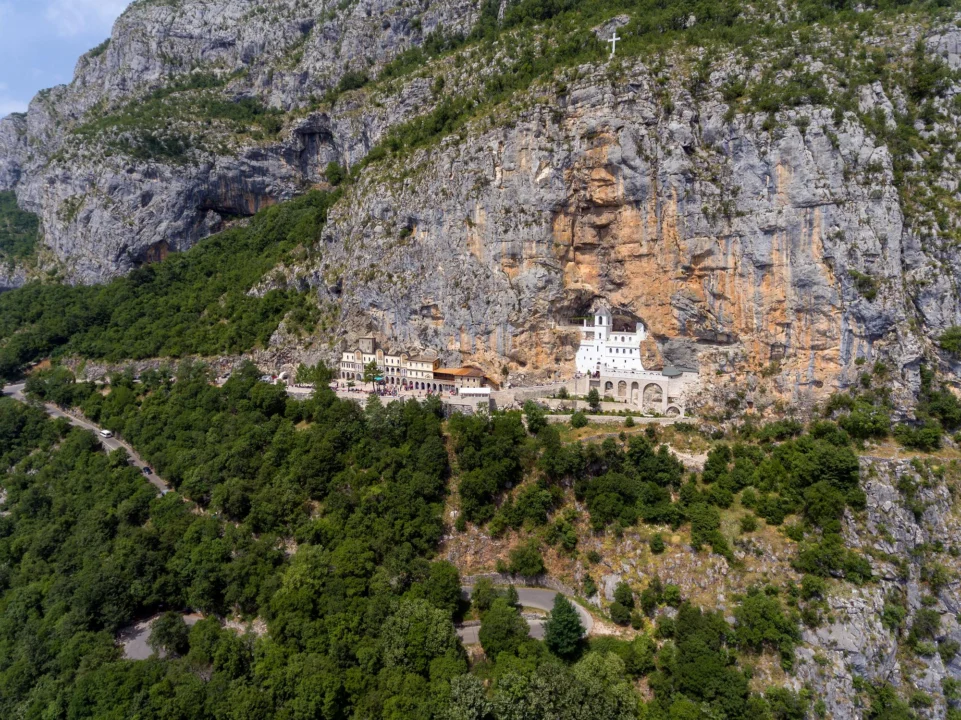Kurort i widoki — Ostrog Monastery Czarnogóra