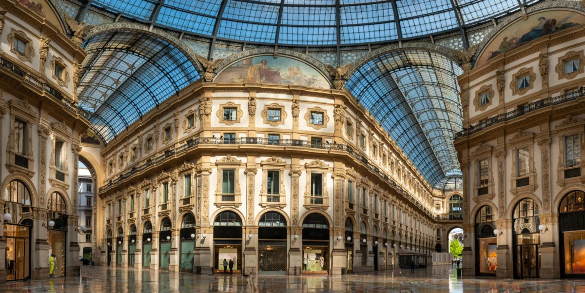 Góry i natura — Piazza del Duomo Mediolan Włochy