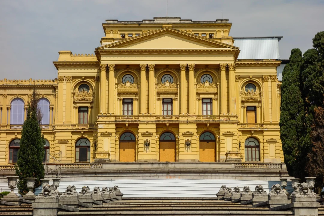 Atrakcje turystyczne — Piazza del Plebiscito Neapol Włochy