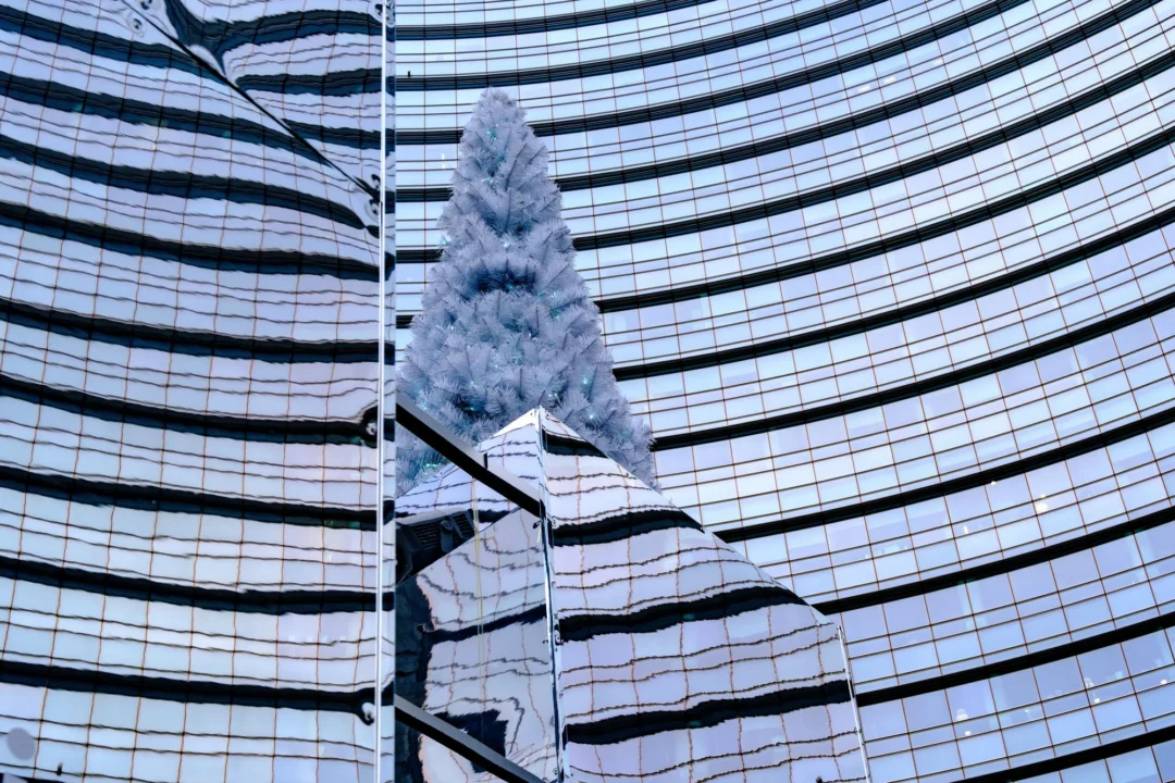 Góry i natura — Piazza Gae Aulenti Mediolan Włochy