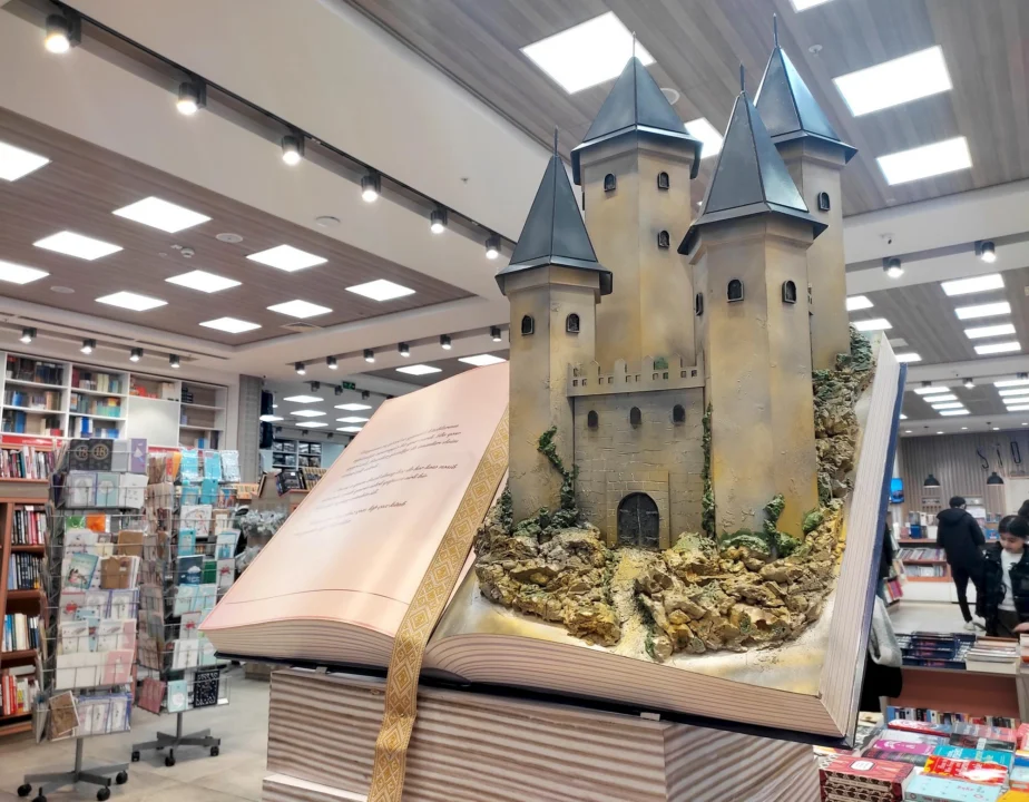 Miasto i architektura — Ruiny zamku w Książu Pojezierze Wielkopolskie Włochy