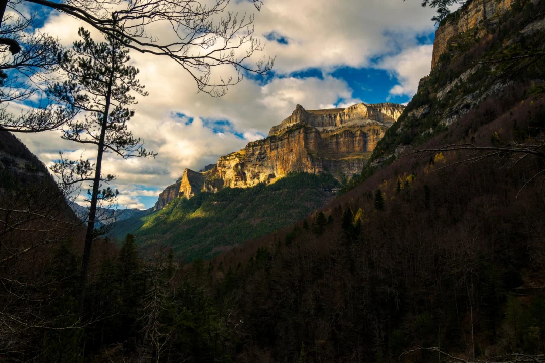 Kurort i widoki — Sacra di San Michele — opactwo Piemont Włochy