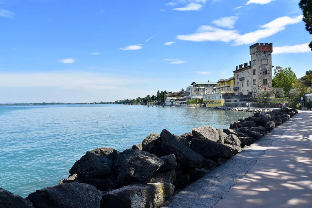 Miasto i architektura — Sirmione i Zamek Scaligerów Jezioro Garda Włochy