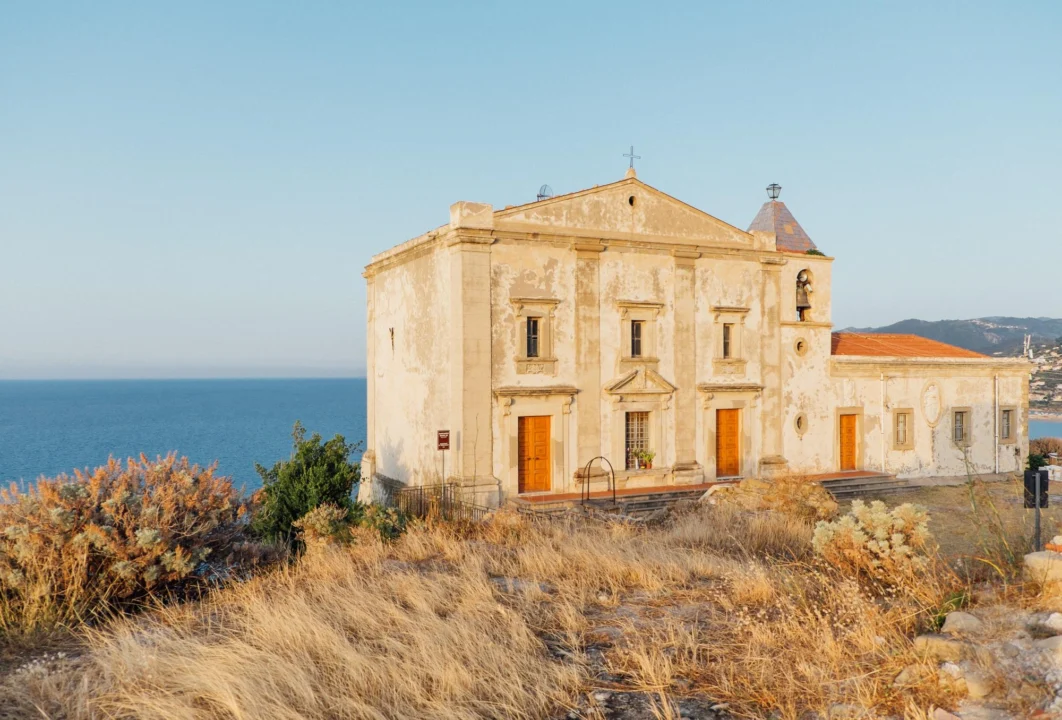 Góry i natura — Wioska Apeiranthos Naxos Grecja