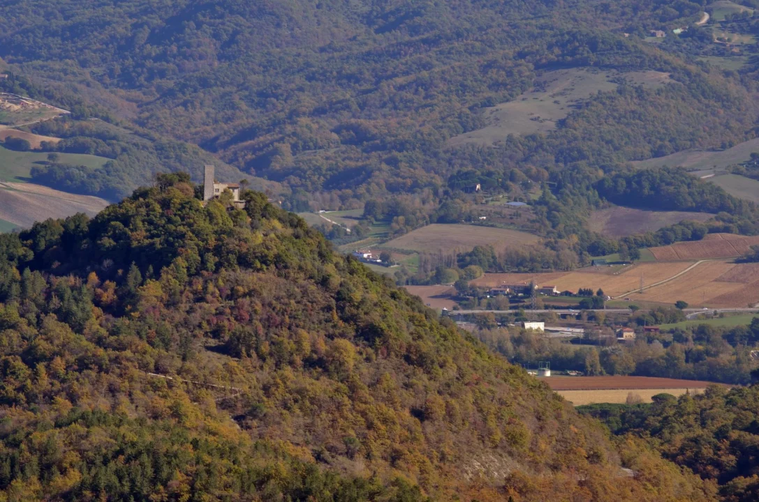 Kurort i widoki — Zamek w Grinzane Cavour Piemont Włochy