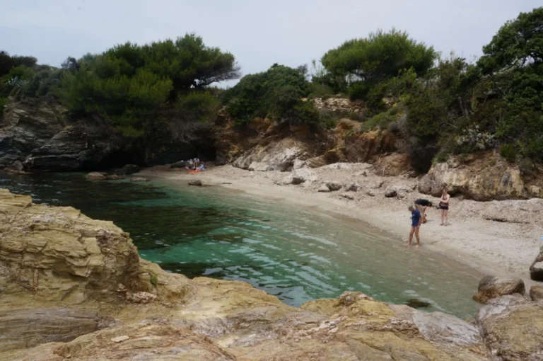Plaża i wybrzeże — wakacje w Cala Mitjana Minorka Hiszpania