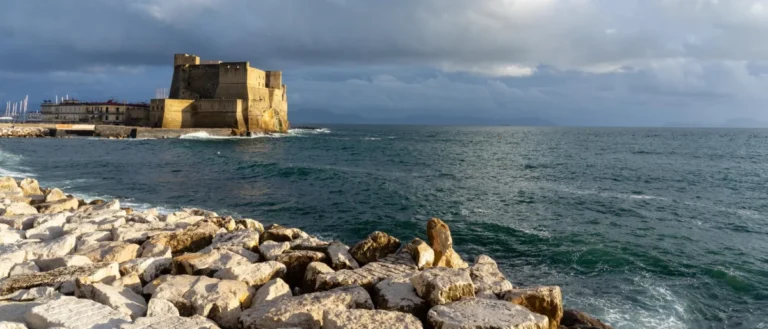 Plaża i wybrzeże — wakacje w Castel dell'Ovo Neapol Włochy