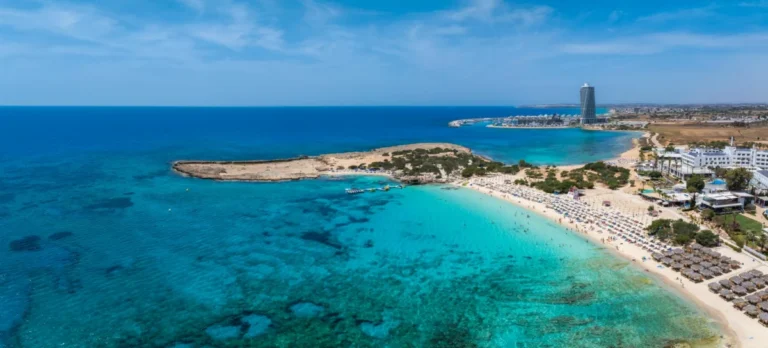 Plaża i wybrzeże — wakacje w Cyprze