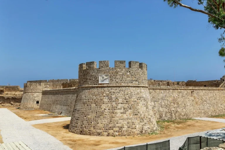 Plaża i wybrzeże — wakacje w Famagusta Cypr