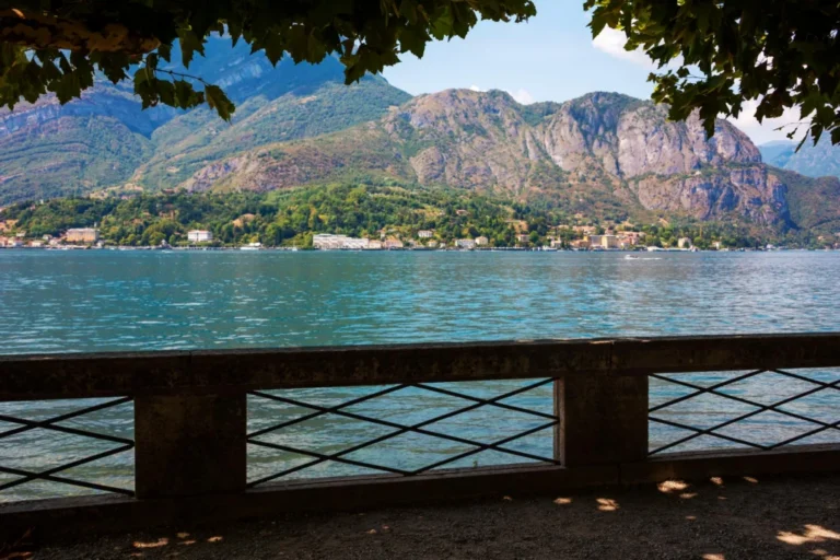 Plaża i wybrzeże — wakacje w Gardone Riviera i Vittoriale degli Italiani Jezioro Garda Włochy