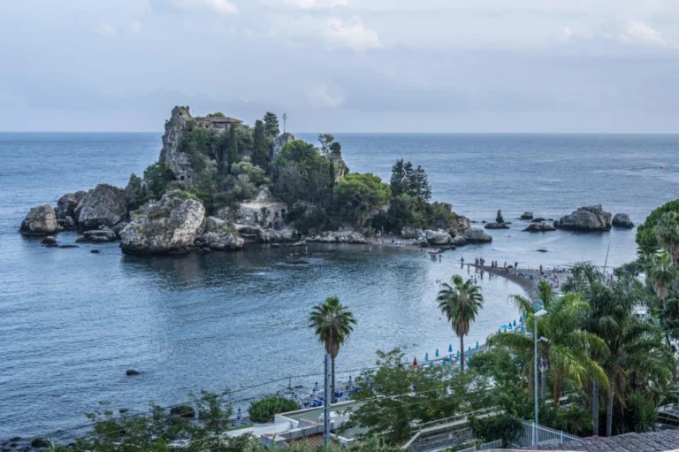 Plaża i wybrzeże — wakacje w Isola Bella Sycylia Włochy