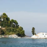 Plaża i wybrzeże — wakacje w Kanoni i Wyspa Ptasi Korfu Grecja