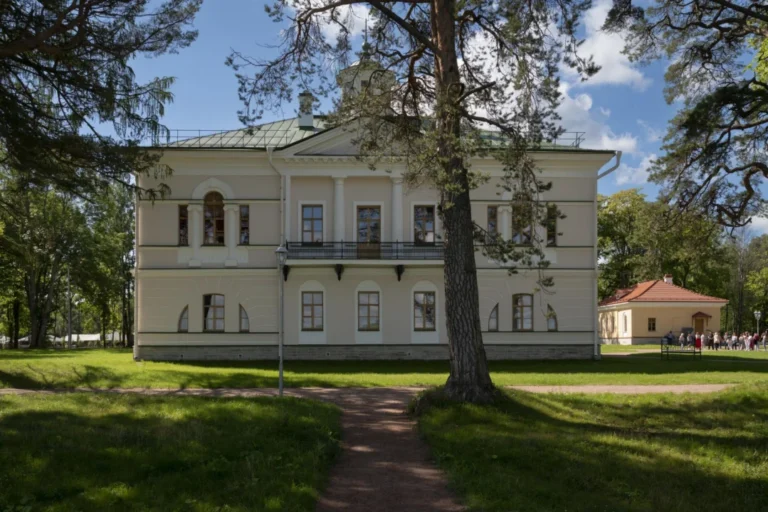 Plaża i wybrzeże — wakacje w Łęczna i jej zespół pałacowy Polesie Polska