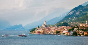 Plaża i wybrzeże — wakacje w Malcesine i Castello Scaligero Jezioro Garda Włochy
