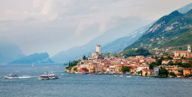 Plaża i wybrzeże — wakacje w Malcesine i Castello Scaligero Jezioro Garda Włochy