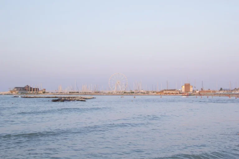 Plaża i wybrzeże — wakacje w Molo w Larnace Larnaka Cypr