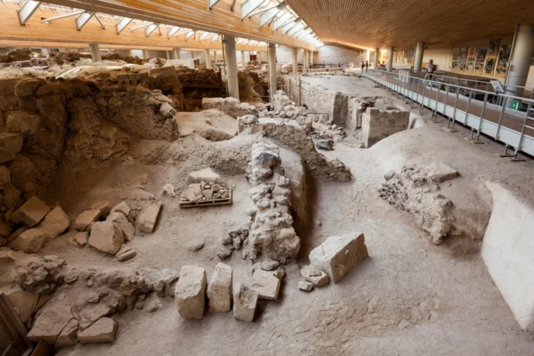 Plaża i wybrzeże — wakacje w Muzeum Prehistoryczne w Fira Santorini Grecja