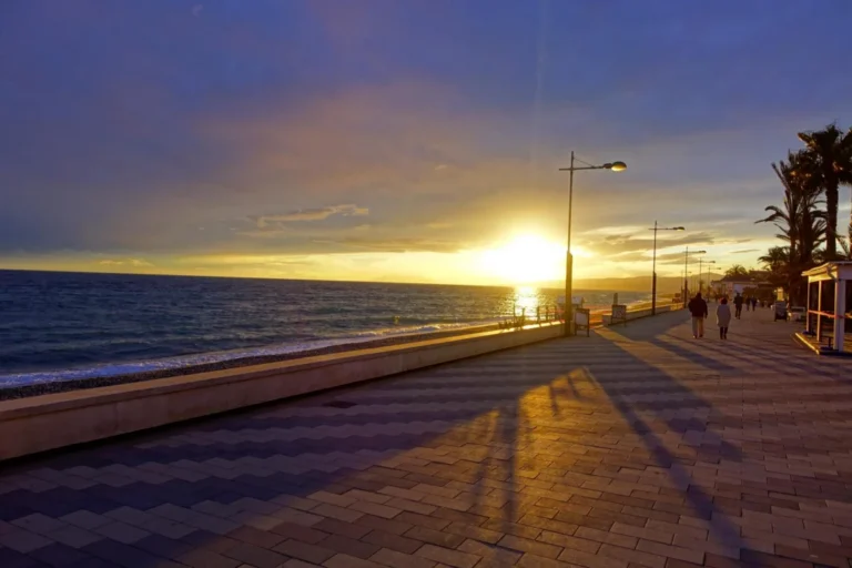 Plaża i wybrzeże — wakacje w Nadmorska promenada w Nei Pori Riwiera Olimpijska Grecja
