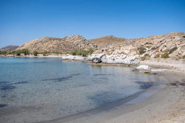Plaża i wybrzeże — wakacje w Paros Grecja