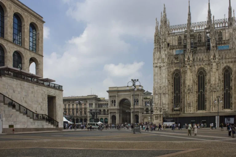 Plaża i wybrzeże — wakacje w Piazza del Duomo Mediolan Włochy