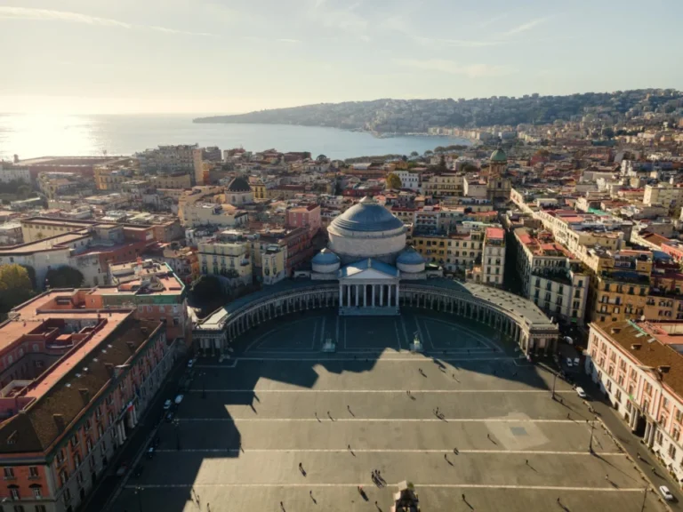 Plaża i wybrzeże — wakacje w Piazza del Plebiscito Neapol Włochy