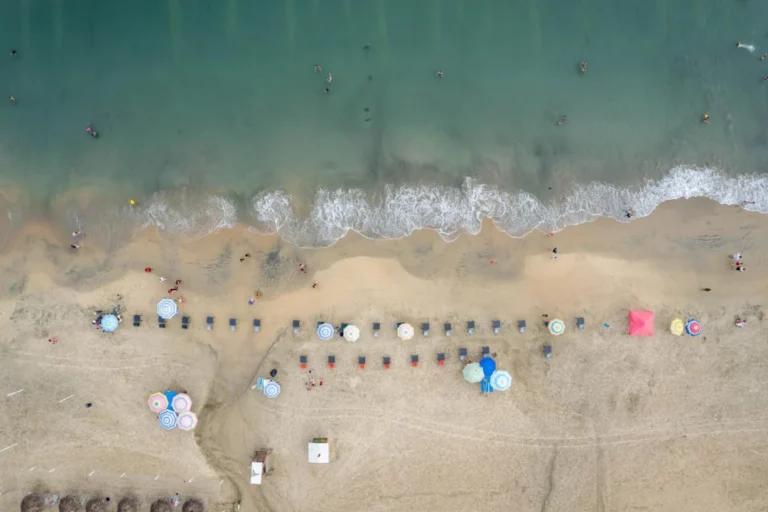 Plaża i wybrzeże — wakacje w Plaża Finikoudes Larnaka Cypr