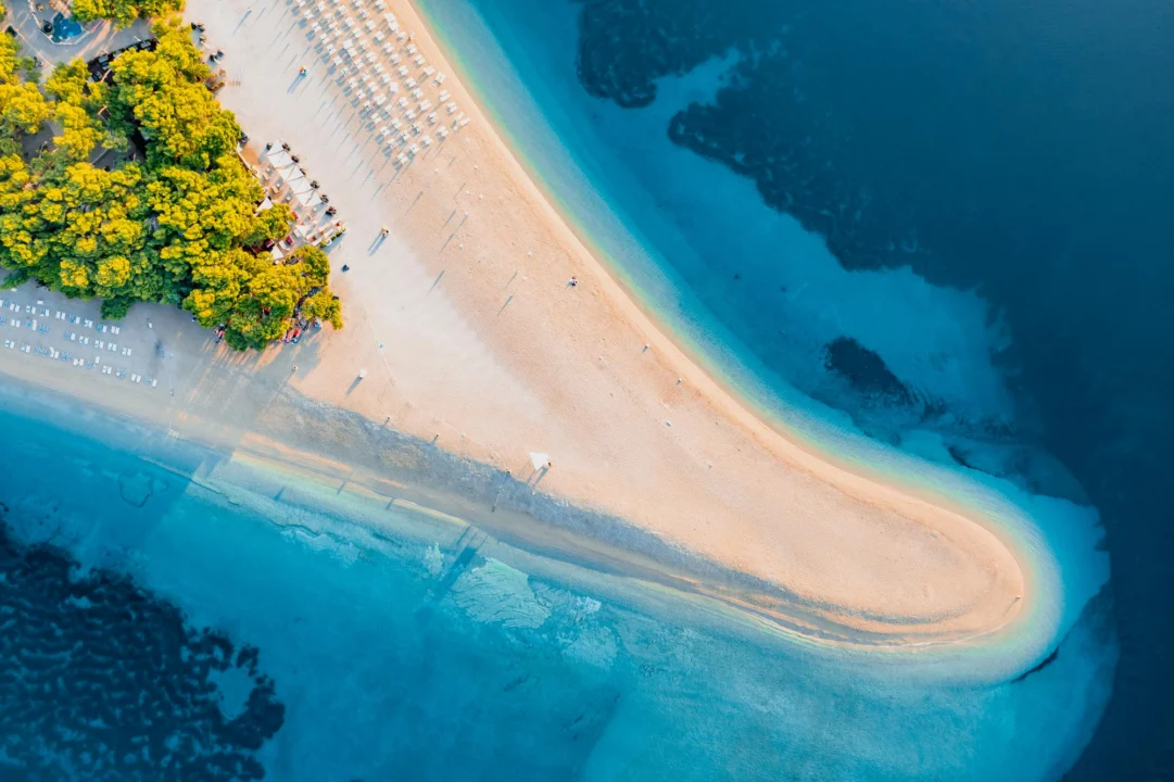 Plaża Zlatni Rat — przewodnik dla turystów