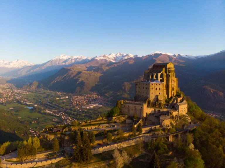 Plaża i wybrzeże — wakacje w Sacra di San Michele — opactwo Piemont Włochy