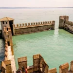 Plaża i wybrzeże — wakacje w Sirmione i Zamek Scaligerów Jezioro Garda Włochy