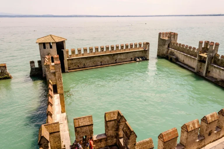 Plaża i wybrzeże — wakacje w Sirmione i Zamek Scaligerów Jezioro Garda Włochy