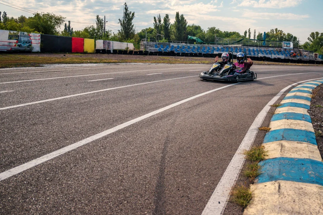 Tor kartingowy — przewodnik dla turystów