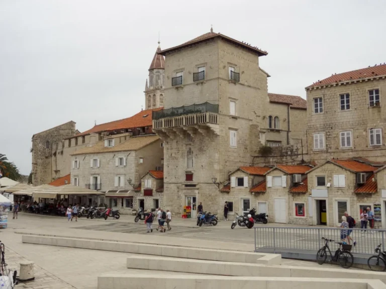 Plaża i wybrzeże — wakacje w Trogir Chorwacja