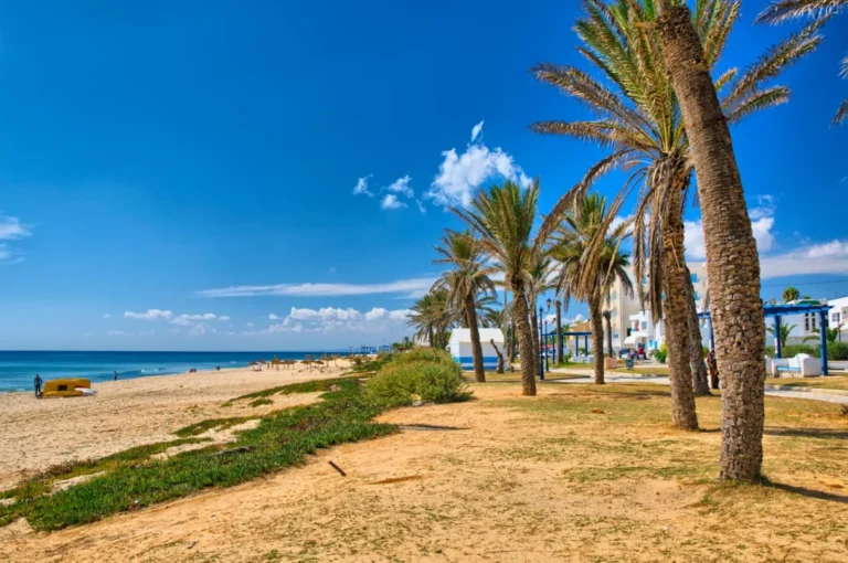 Plaża i wybrzeże — wakacje w Tunezji
